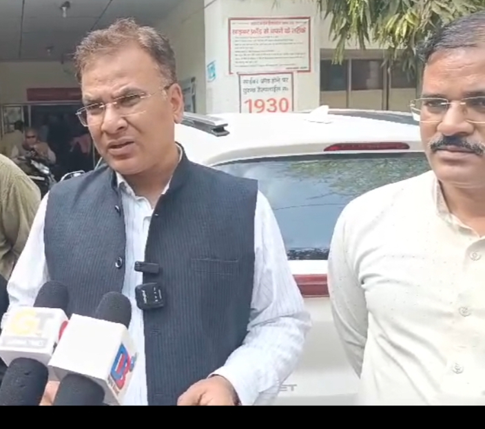 डॉक्टर की लापरवाही की जानकारी देते बच्चे के परिजन डॉक्टर की लापरवाही की जानकारी देते बच्चे के परिजन
