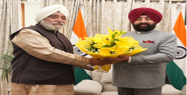 हेमकुंड साहिब मैनेजमेंट ट्रस्ट के अध्यक्ष नरेंद्रजीत सिंह बिंद्रा शनिवार को राजभवन में राज्यपाल लेफ्टिनेंट जनरल गुरमीत सिंह (से.नि.) से भेंट करते हुए। हेमकुंड साहिब मैनेजमेंट ट्रस्ट के अध्यक्ष नरेंद्रजीत सिंह बिंद्रा शनिवार को राजभवन में राज्यपाल लेफ्टिनेंट जनरल गुरमीत सिंह (से.नि.) से भेंट करते हुए।