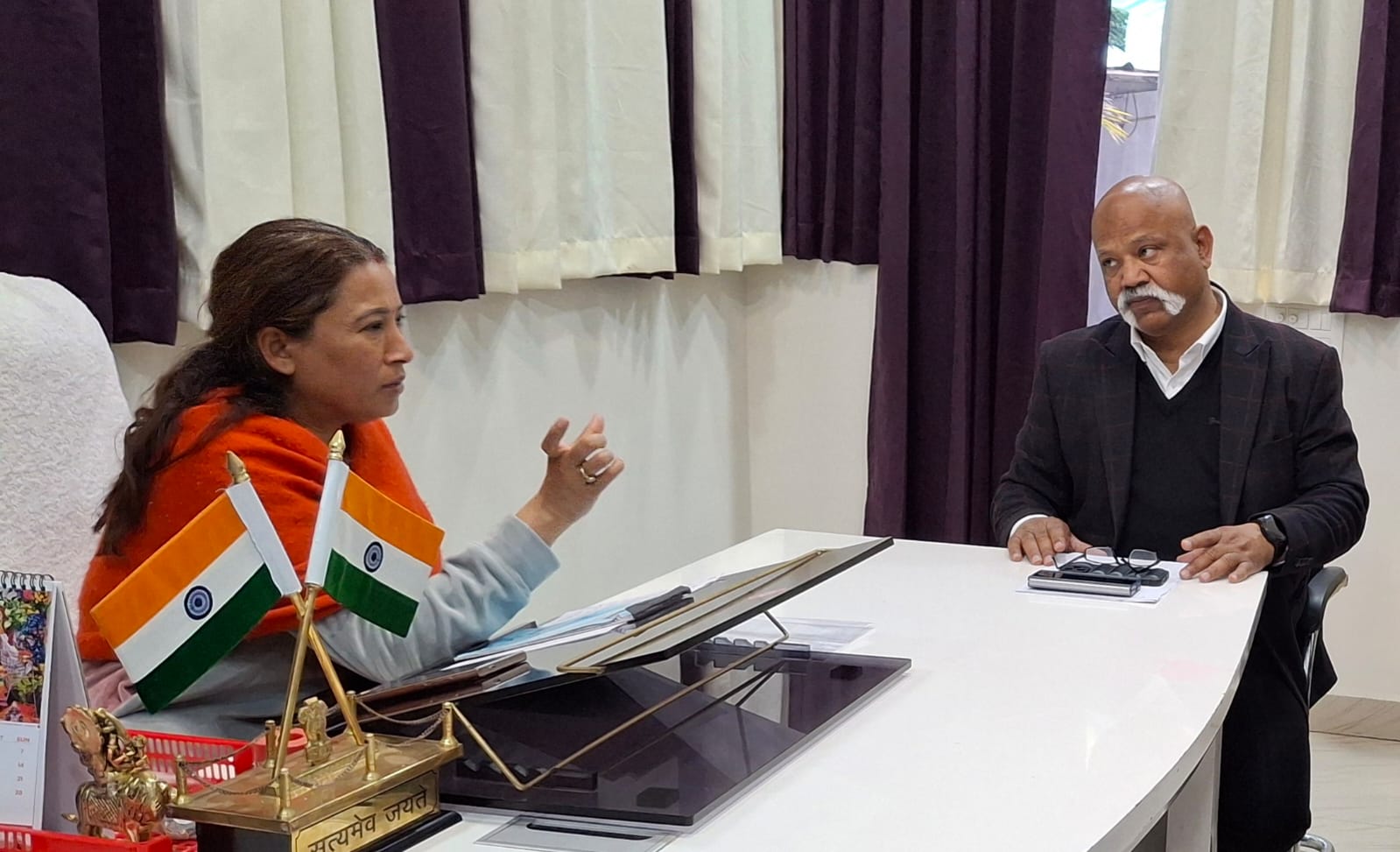 खेल मंत्री रेखा आर्या विभागीय अधिकारी के साथ बैठक करते। खेल मंत्री रेखा आर्या विभागीय अधिकारी के साथ बैठक करते।