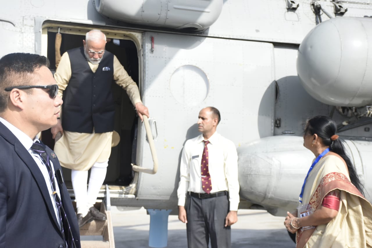 सोमनाथ हेलिपैड पर प्रधानमंत्री नरेन्द्र मोदी का गर्मजोशी से स्वागत करते हुए महानुभाव। सोमनाथ हेलिपैड पर प्रधानमंत्री नरेन्द्र मोदी का गर्मजोशी से स्वागत करते हुए महानुभाव।
