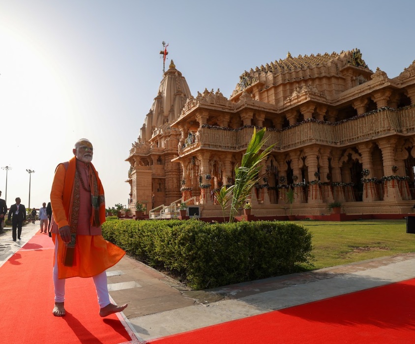 सोमनाथ मंदिर परिसर में प्रधानमंत्री नरेन्द्र मोदी।
