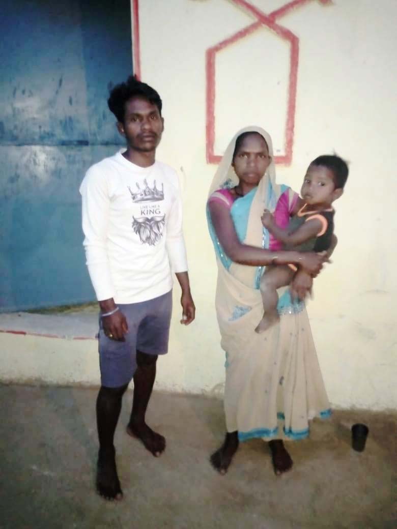 सोनू राम बिरहोर के बेटे और बहू सोनू राम बिरहोर के बेटे और बहू