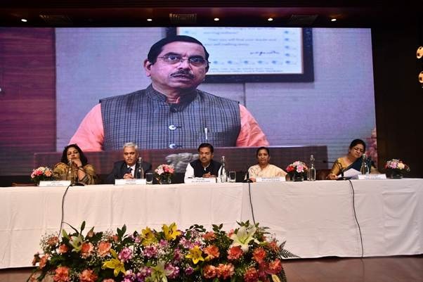 नई दिल्लीः केंद्रीय भंडारण निगम (सीडब्ल्यूसी) के 69वें स्थापना दिवस पर रविवार को आयोजित कार्यक्रम को सम्बोधित करते केंद्रीय उपभोक्ता मामले, खाद्य और सार्वजनिक वितरण तथा नवीन और नवीकरणीय ऊर्जा मंत्री प्रल्हाद जोशी नई दिल्लीः केंद्रीय भंडारण निगम (सीडब्ल्यूसी) के 69वें स्थापना दिवस पर रविवार को आयोजित कार्यक्रम को सम्बोधित करते केंद्रीय उपभोक्ता मामले, खाद्य और सार्वजनिक वितरण तथा नवीन और नवीकरणीय ऊर्जा मंत्री प्रल्हाद जोशी