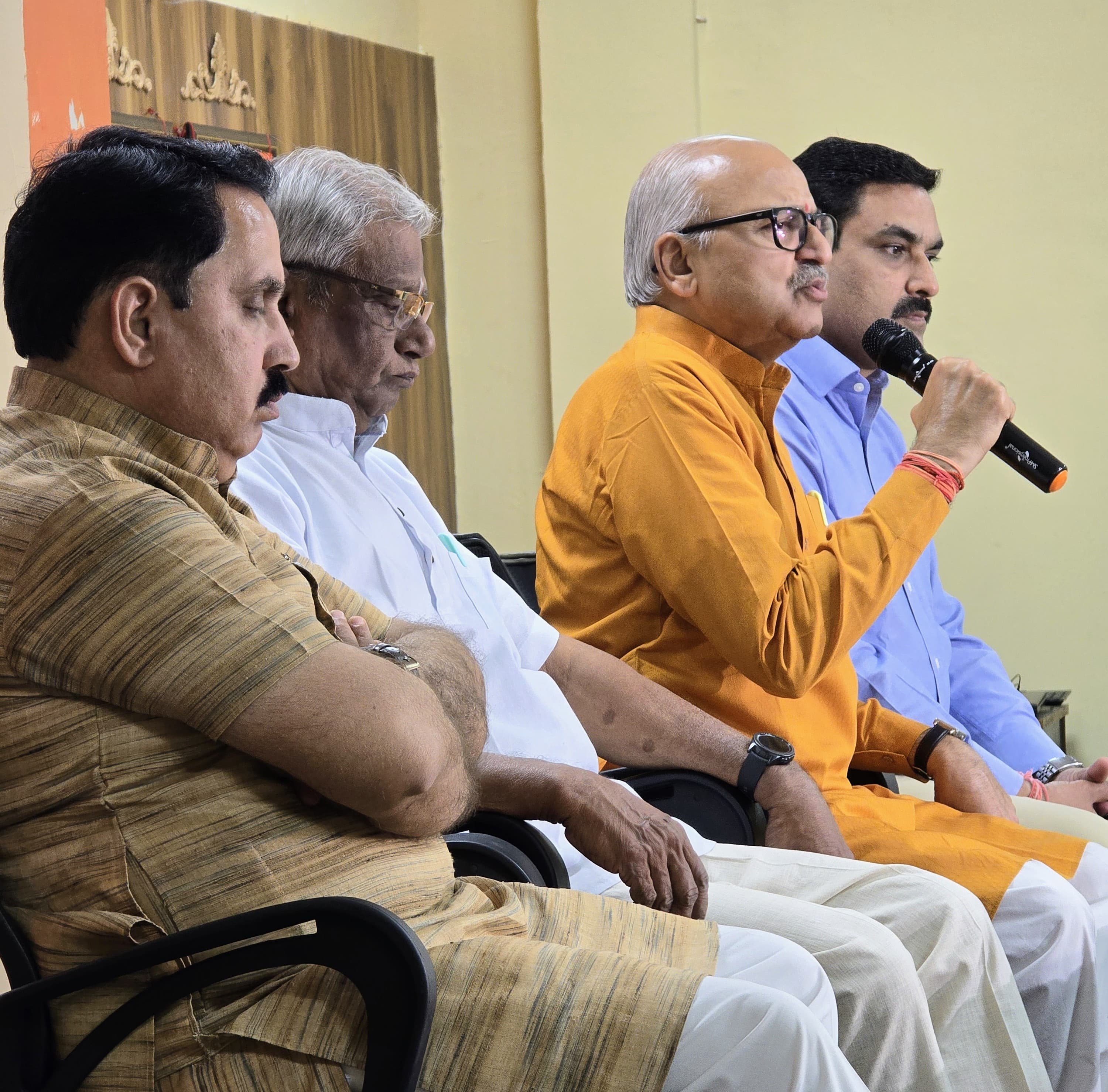 विद्या भारती अखिल भारतीय शिक्षा संस्थान नई दिल्ली के महामंत्री अवनीश भटनागर पत्रकाराें से बातचीत करते हुए विद्या भारती अखिल भारतीय शिक्षा संस्थान नई दिल्ली के महामंत्री अवनीश भटनागर पत्रकाराें से बातचीत करते हुए