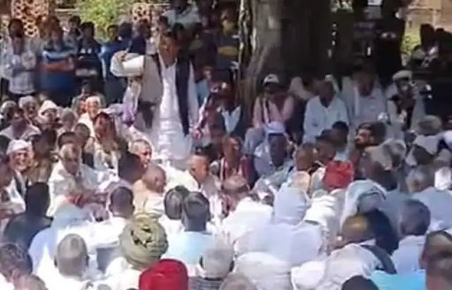 रेवाड़ी के बखापुर गांव के देवनारायण मंदिर में महापंचायत में मौजूद गुर्जर समाज के लोग। रेवाड़ी के बखापुर गांव के देवनारायण मंदिर में महापंचायत में मौजूद गुर्जर समाज के लोग।