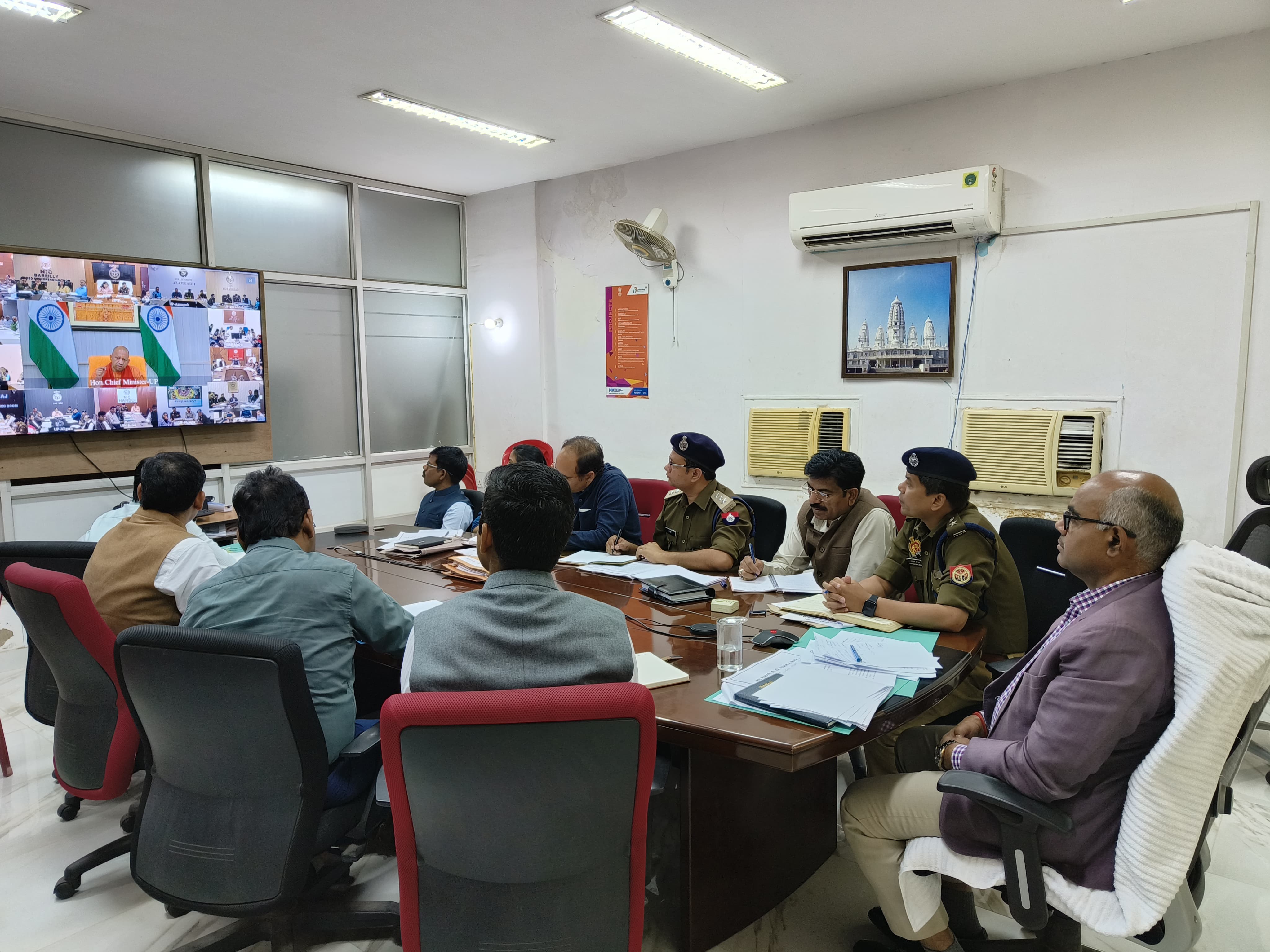 वीडियो कॉन्फ्रेंसिंग योय दौरान सीएम व अन्य अधिकारी वीडियो कॉन्फ्रेंसिंग योय दौरान सीएम व अन्य अधिकारी