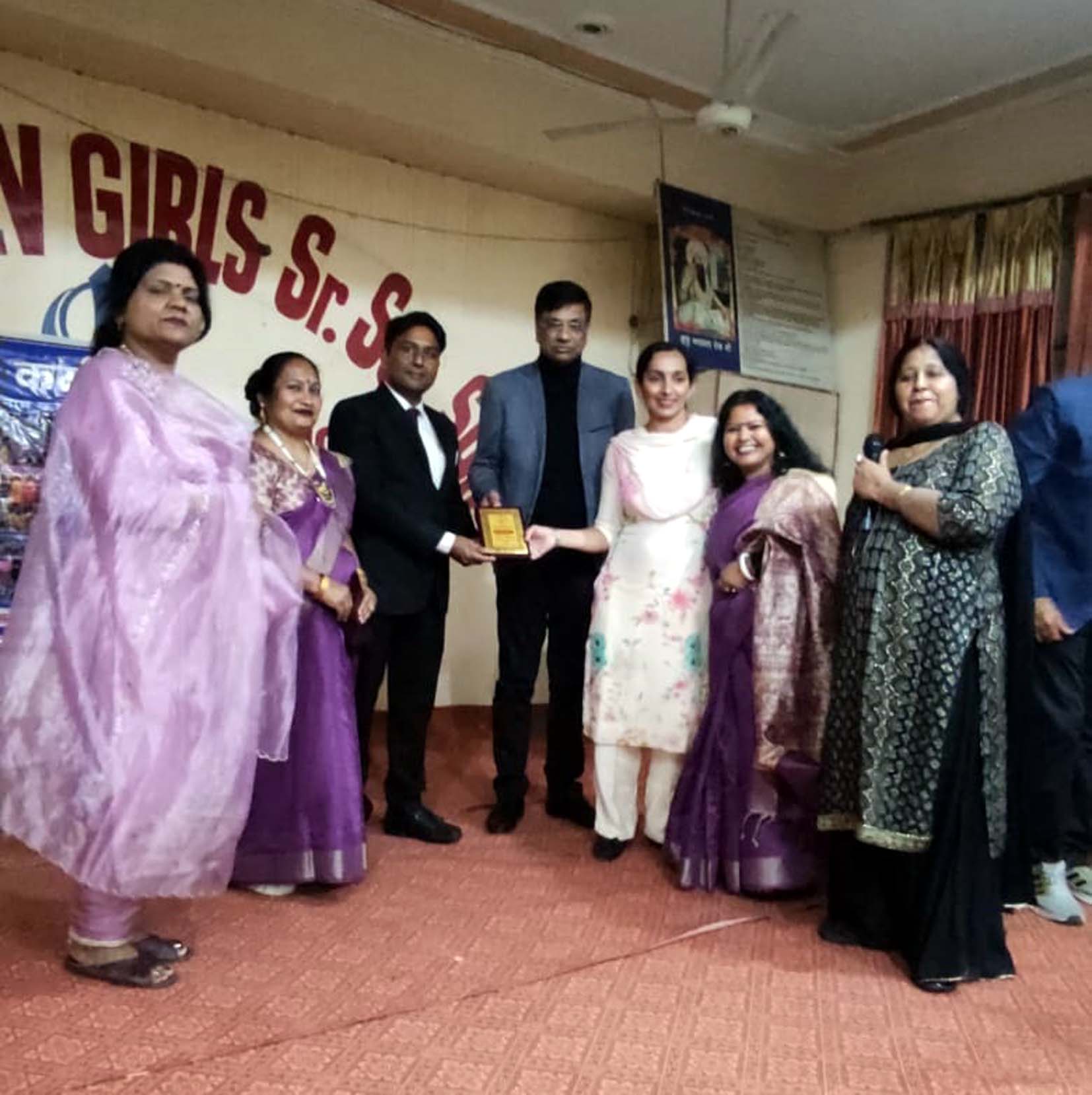अतिथियों को सम्मानित करते कर्म कल्याणी संगठन की सदस्याएं। अतिथियों को सम्मानित करते कर्म कल्याणी संगठन की सदस्याएं।
