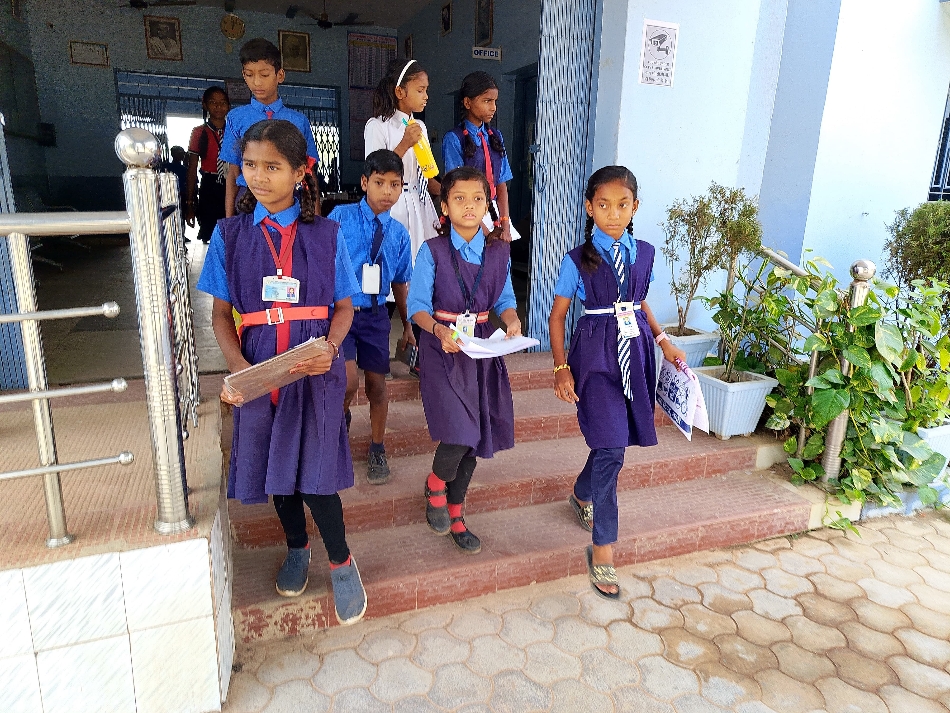 छठवीं कक्षा में प्रवेश के लिए परीक्षा देकर निकलते हुए विद्यार्थी। छठवीं कक्षा में प्रवेश के लिए परीक्षा देकर निकलते हुए विद्यार्थी।