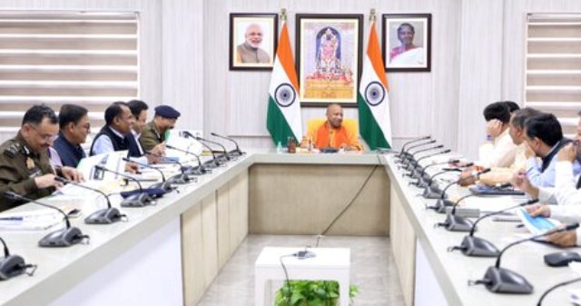 उत्तर प्रदेश राज्य सड़क सुरक्षा परिषद की बैठक लेते मुख्यमंत्री योगी आदित्यनाथ उत्तर प्रदेश राज्य सड़क सुरक्षा परिषद की बैठक लेते मुख्यमंत्री योगी आदित्यनाथ