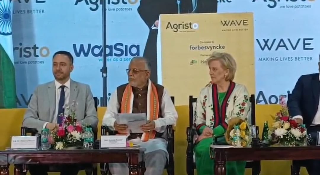 मंच पर मौजूद मन्त्री व राजकुमारी मंच पर मौजूद मन्त्री व राजकुमारी