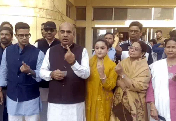 पूर्वमंत्री एवं बल्लभगढ़ के विधायक मूलचंद शर्मा परिवार सहित मतदान करने के बाहर आते हुए पूर्वमंत्री एवं बल्लभगढ़ के विधायक मूलचंद शर्मा परिवार सहित मतदान करने के बाहर आते हुए