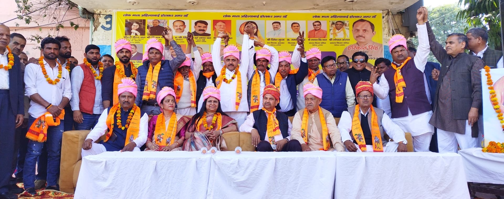 सिविल लाइन स्थित अंबेडकर पार्क में अखिल भारतीय पाल महासभा द्वारा आयोजित युवक-युवती परिचय सम्मेलन में मंचाशीन अतिथि। सिविल लाइन स्थित अंबेडकर पार्क में अखिल भारतीय पाल महासभा द्वारा आयोजित युवक-युवती परिचय सम्मेलन में मंचाशीन अतिथि।