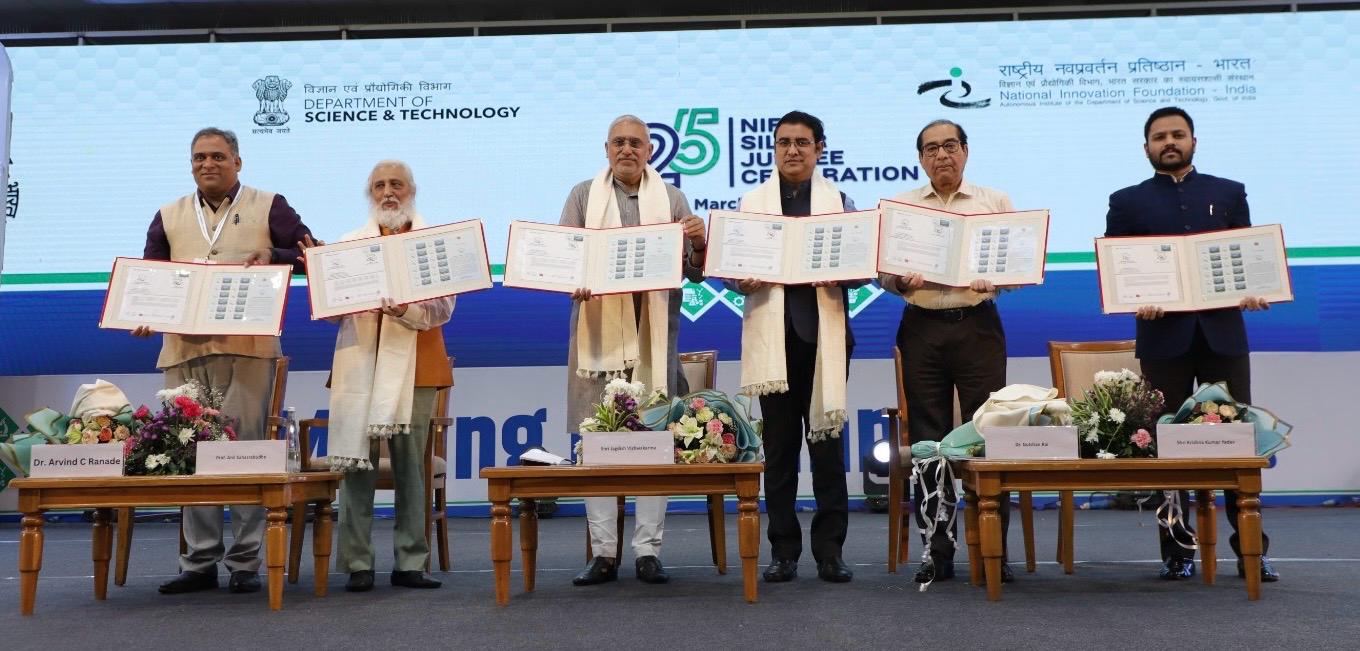अहमदाबाद स्थित विज्ञान भवन, साइंस सिटी में रविवार को आयोजित एक समारोह में 'कस्टमाइज्ड डाक टिकट' और 'विशेष आवरण' जारी करते महानुभाव। अहमदाबाद स्थित विज्ञान भवन, साइंस सिटी में रविवार को आयोजित एक समारोह में 'कस्टमाइज्ड डाक टिकट' और 'विशेष आवरण' जारी करते महानुभाव।