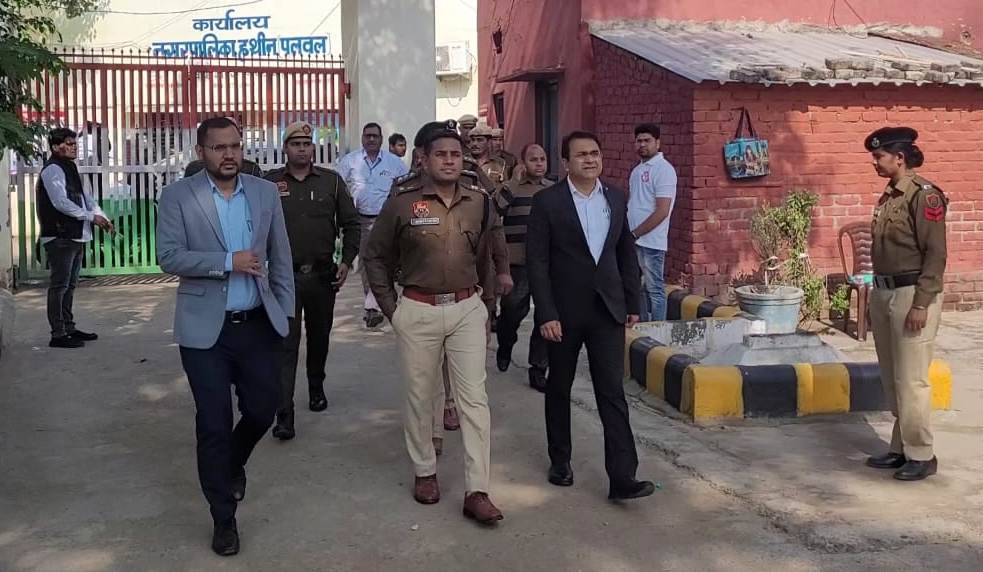 जिला उपयुक्त डॉ हरीश कुमार वशिष्ठ वह जिला पुलिस अधीक्षक चंद्र मोहन निरीक्षण करते हुए जिला उपयुक्त डॉ हरीश कुमार वशिष्ठ वह जिला पुलिस अधीक्षक चंद्र मोहन निरीक्षण करते हुए
