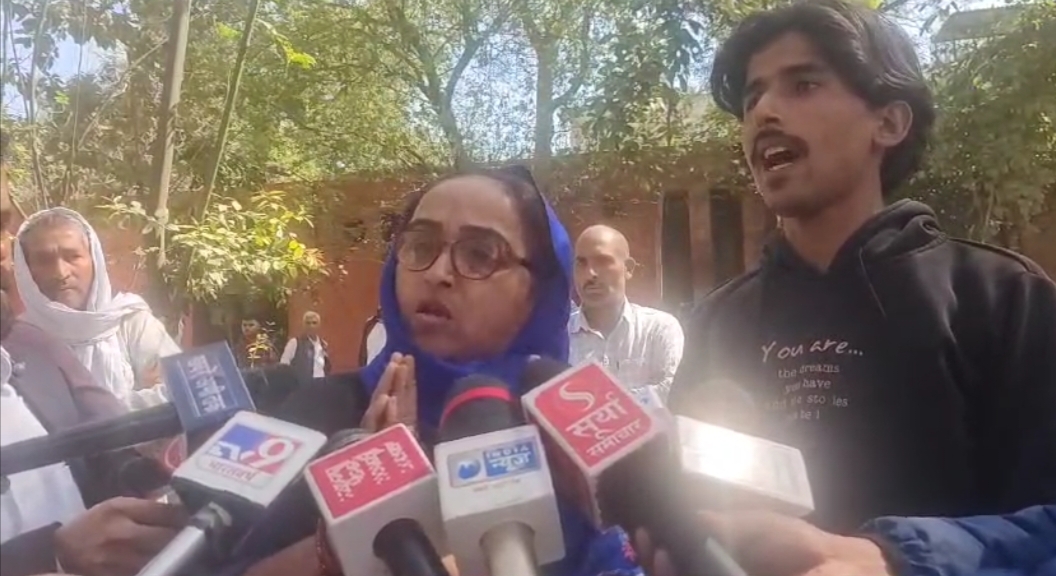हिमानी नरवाल की हत्या के बारे में पत्रकारों से बातचीत करते उसकी मां सविता हिमानी नरवाल की हत्या के बारे में पत्रकारों से बातचीत करते उसकी मां सविता