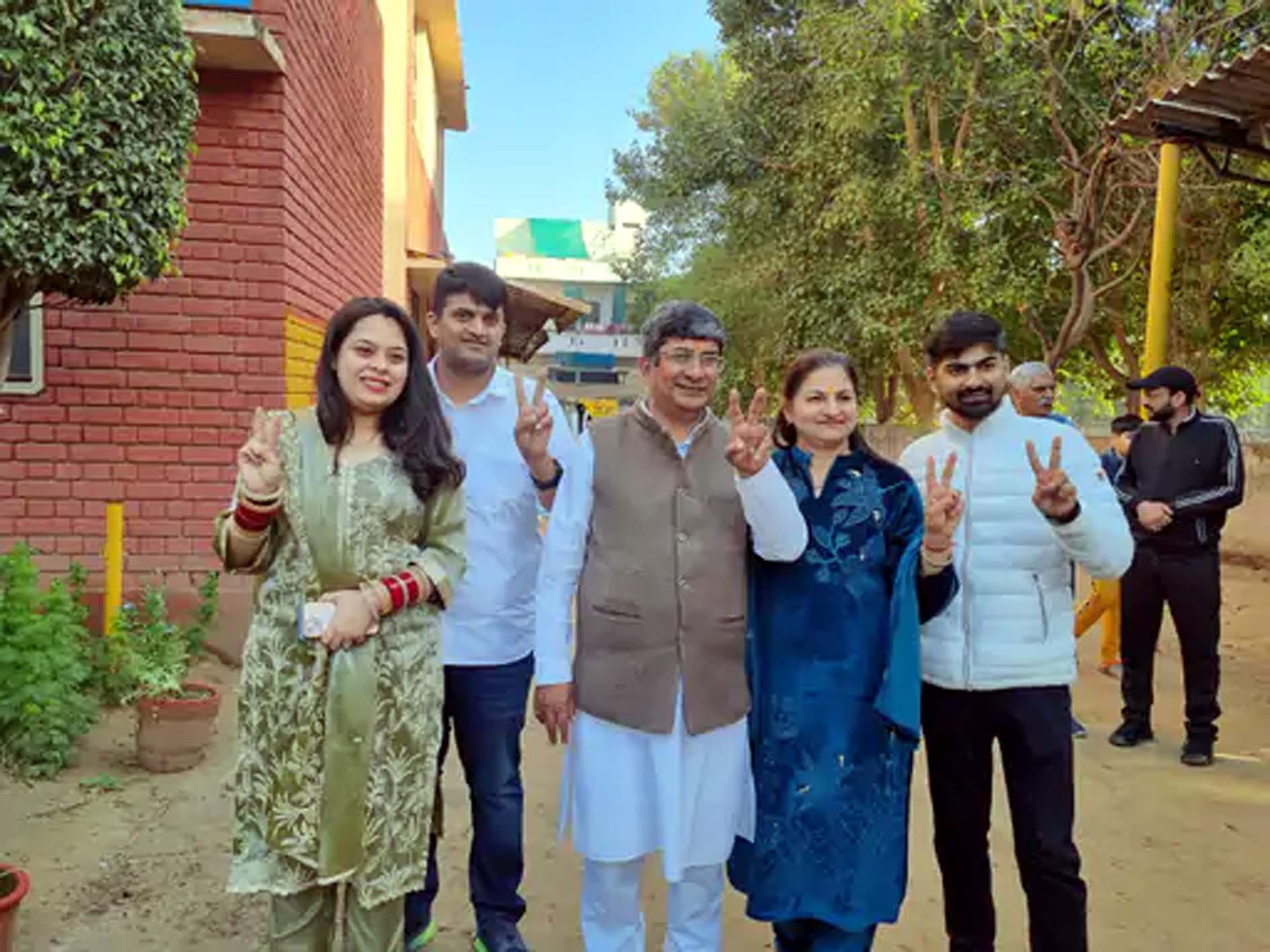 डीएवी स्कूल में बूथ पर वोट डालकर आते भाजपा उम्मीदवार प्रवीण पोपली। डीएवी स्कूल में बूथ पर वोट डालकर आते भाजपा उम्मीदवार प्रवीण पोपली।