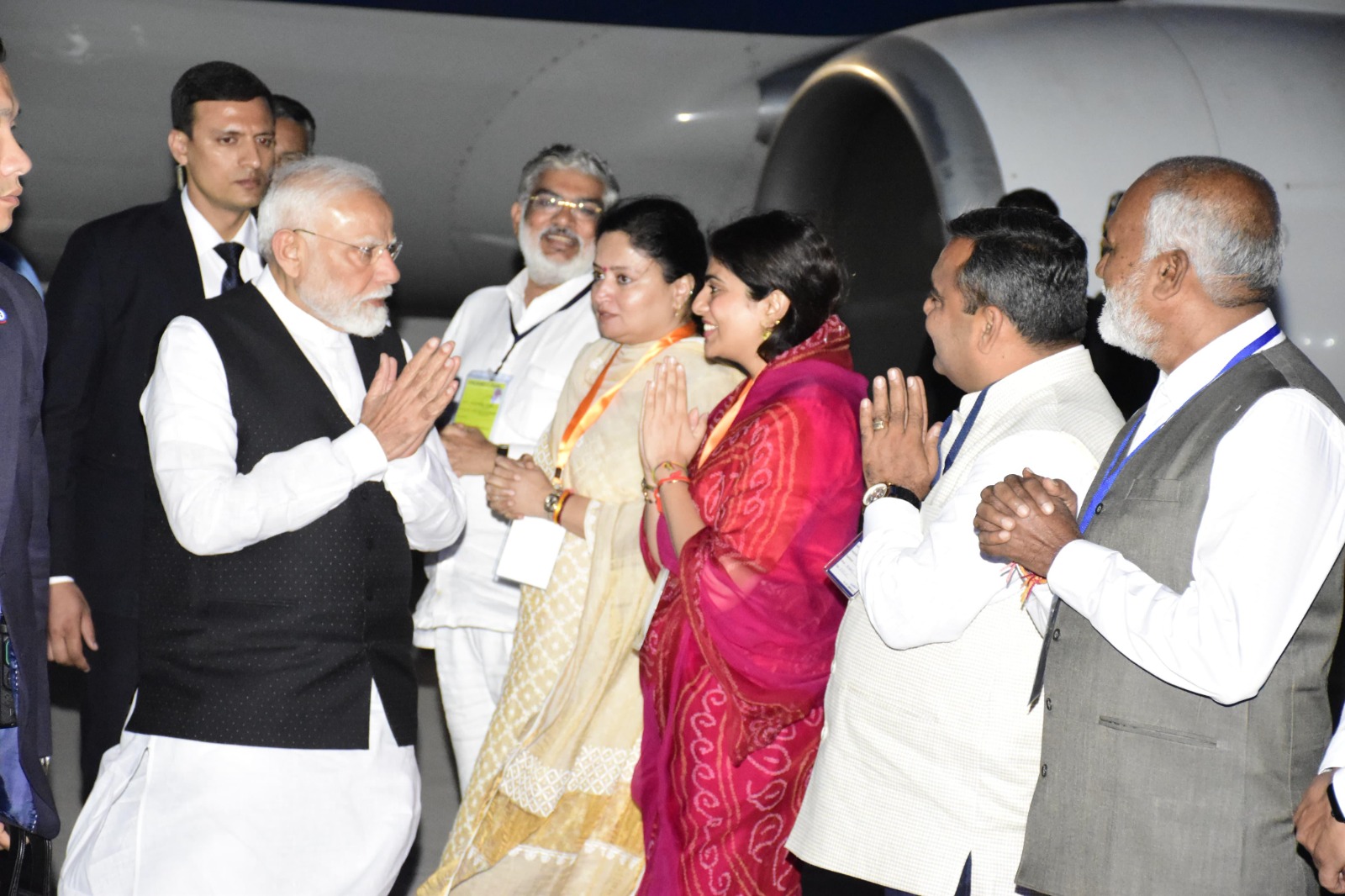 शनिवार शाम जामनगर एयरफोर्स पहुंचे प्रधानमंत्री नरेन्द्र मोदी का स्वागत करते महानुभाव। शनिवार शाम जामनगर एयरफोर्स पहुंचे प्रधानमंत्री नरेन्द्र मोदी का स्वागत करते महानुभाव।