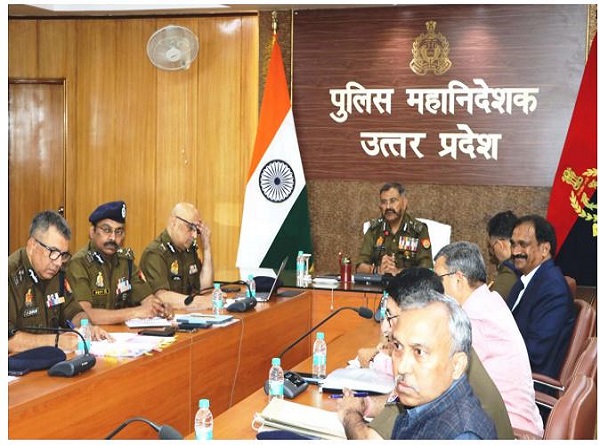 पुलिस अधिकारियों संग बैठक करते पुलिस महानिदेशक प्रशांत कुमार पुलिस अधिकारियों संग बैठक करते पुलिस महानिदेशक प्रशांत कुमार