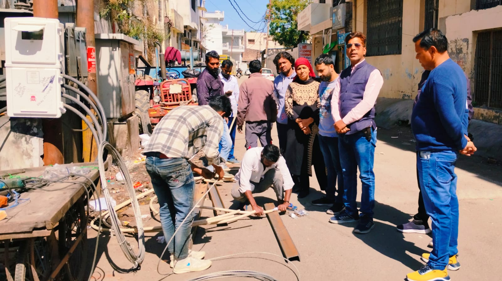 ट्रांसफार्मर लगाते विद्युत कर्मी ट्रांसफार्मर लगाते विद्युत कर्मी
