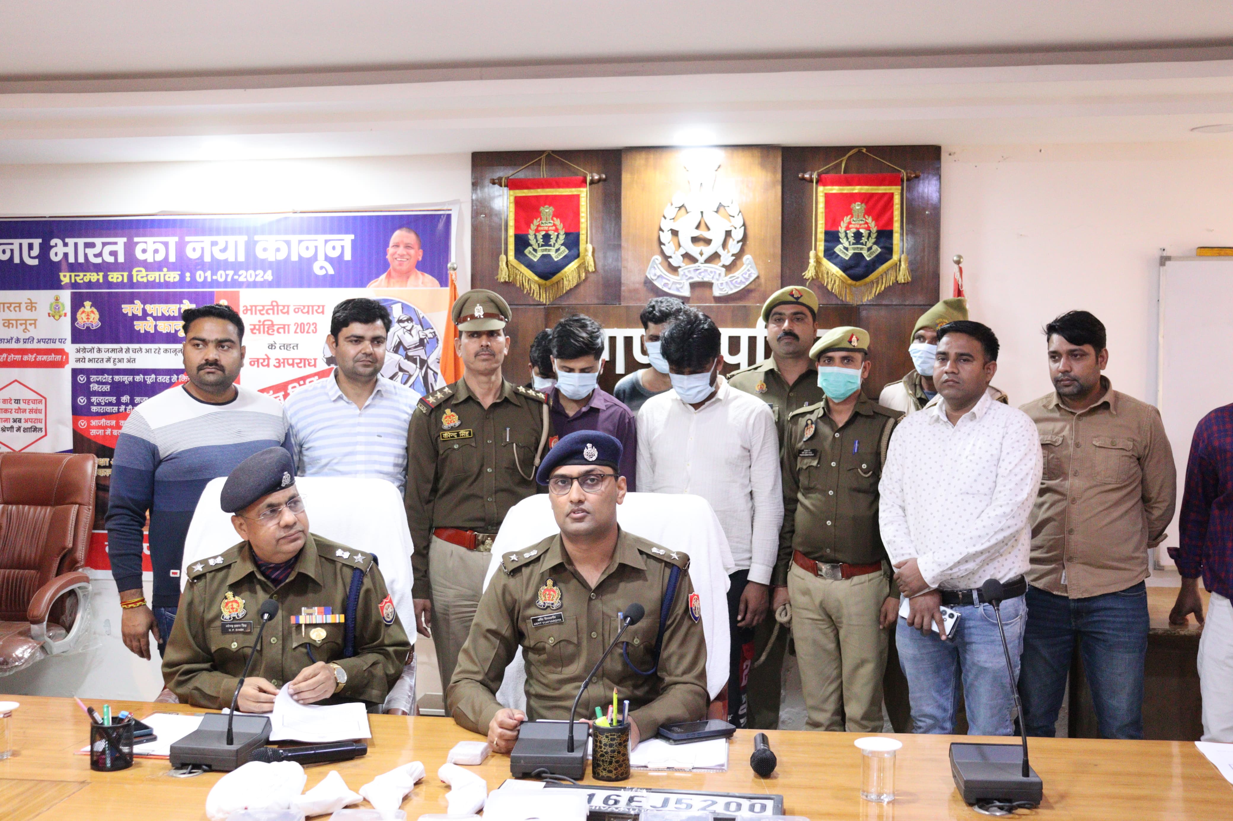 पुलिस लाइन में प्रेस वार्ता करते एसपी बागपत आरोपियों के साथ पुलिस लाइन में प्रेस वार्ता करते एसपी बागपत आरोपियों के साथ