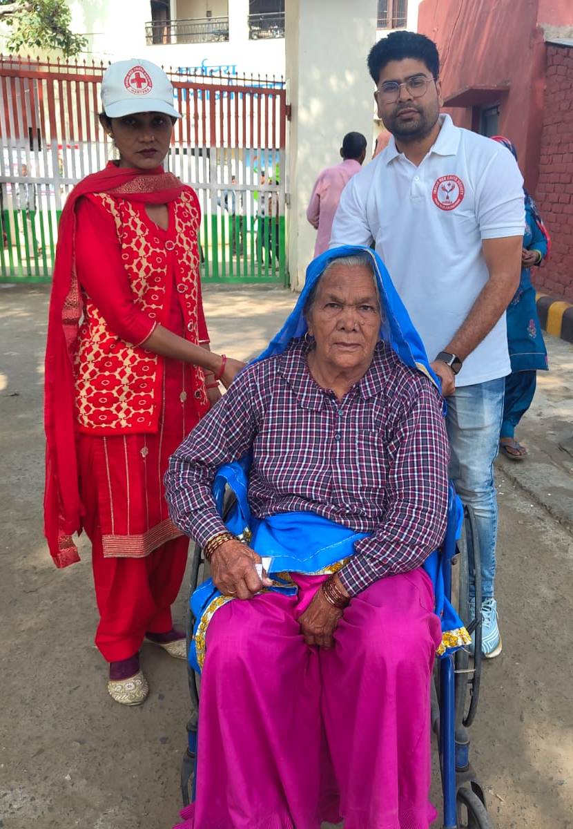 74 वर्ष की बुजुर्ग महिला मतदान केंद्र पर मतदान के लिए पहुंचे 74 वर्ष की बुजुर्ग महिला मतदान केंद्र पर मतदान के लिए पहुंचे