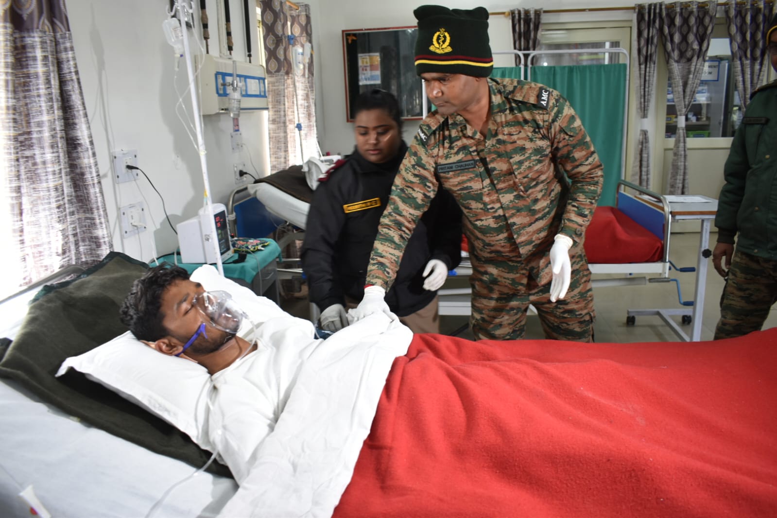 सेना अस्पताल ज्याेर्तिमठ में भर्ती श्रमिक। सेना अस्पताल ज्याेर्तिमठ में भर्ती श्रमिक।