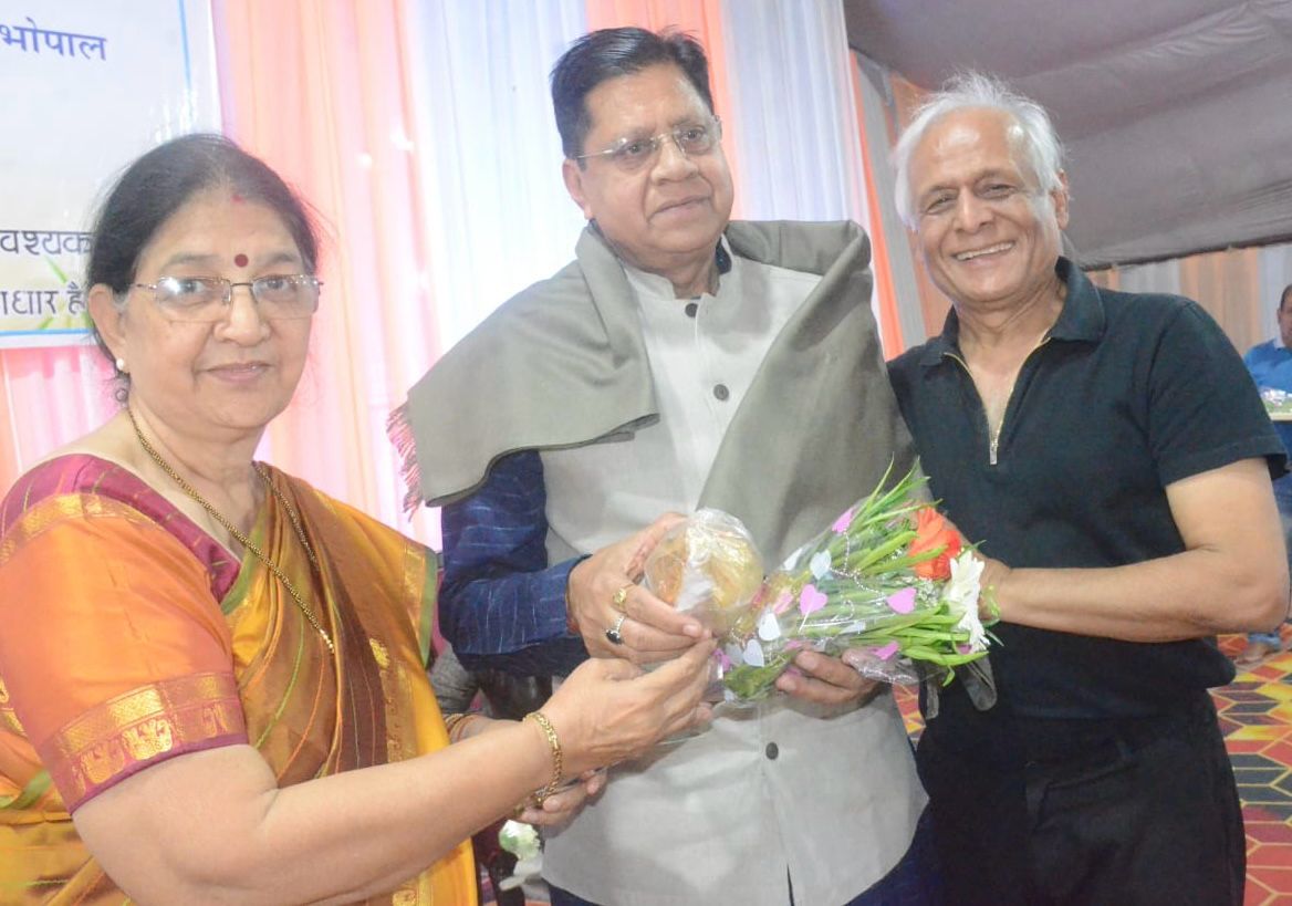मध्य प्रदेश हिंदी राष्ट्र भाषा प्रचार न्यास द्वारा भोपाल स्थित हिंदी भवन में राष्ट्रीय कार्यक्रम में सम्मानित होते डॉ विशेष गुप्ता। मध्य प्रदेश हिंदी राष्ट्र भाषा प्रचार न्यास द्वारा भोपाल स्थित हिंदी भवन में राष्ट्रीय कार्यक्रम में सम्मानित होते डॉ विशेष गुप्ता।