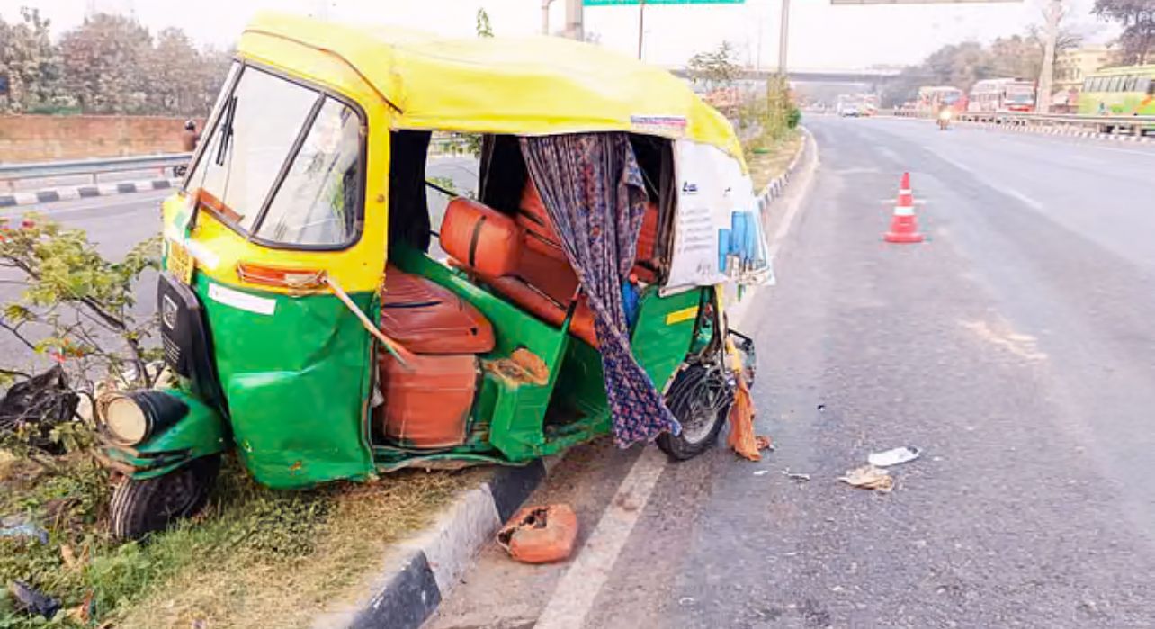 क्षतिग्रस्त आटो क्षतिग्रस्त आटो