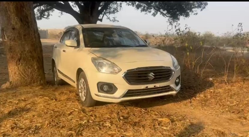लावारिस हालत में खडी कार लावारिस हालत में खडी कार