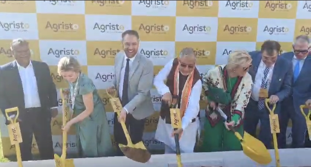 कुदाल चलाकर शुभारंभ करते हुए राजकुमारी , सुरेश खन्ना व अन्य कुदाल चलाकर शुभारंभ करते हुए राजकुमारी , सुरेश खन्ना व अन्य