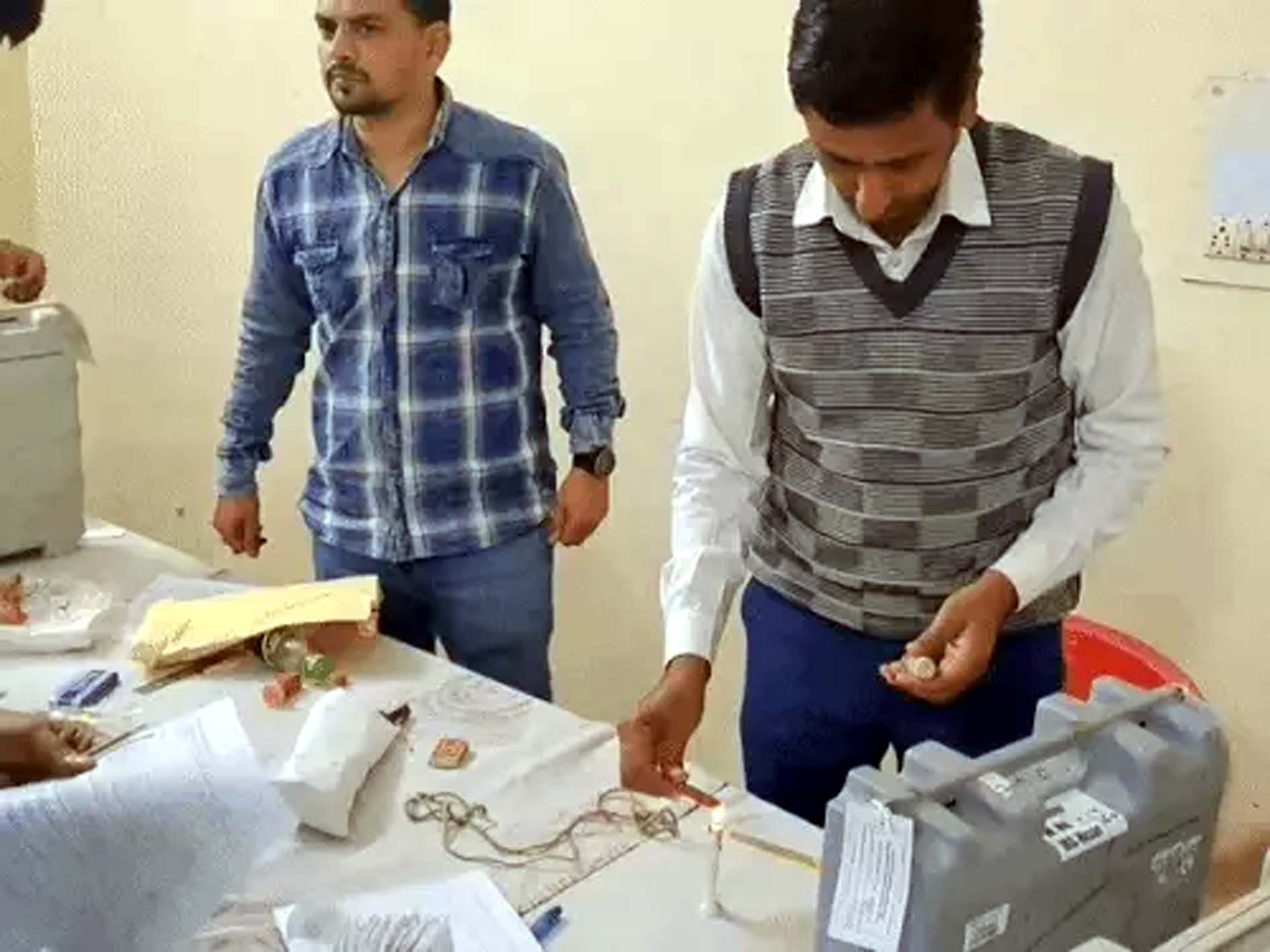 मतदान सम्पन्न होने के बाद ईवीएम सील करते कर्मचारी। मतदान सम्पन्न होने के बाद ईवीएम सील करते कर्मचारी।