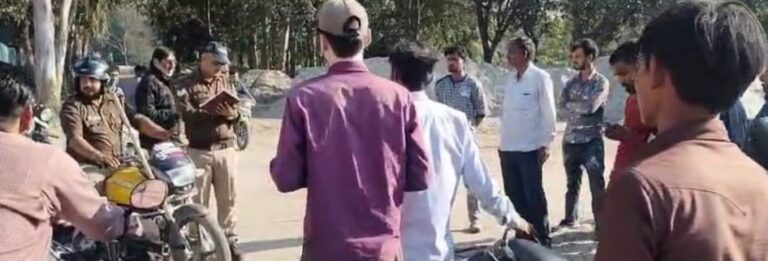 घटनास्थल पर इकट्ठे लोग घटनास्थल पर इकट्ठे लोग
