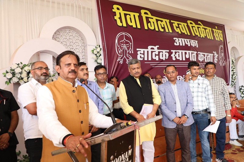 दवा विक्रेता संघ ने उप मुख्यमंत्री शुक्ल का किया सम्मान दवा विक्रेता संघ ने उप मुख्यमंत्री शुक्ल का किया सम्मान