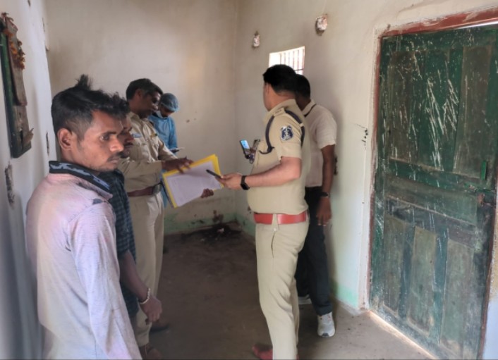 हत्या की जांच करती हुई पुलिस। हत्या की जांच करती हुई पुलिस।