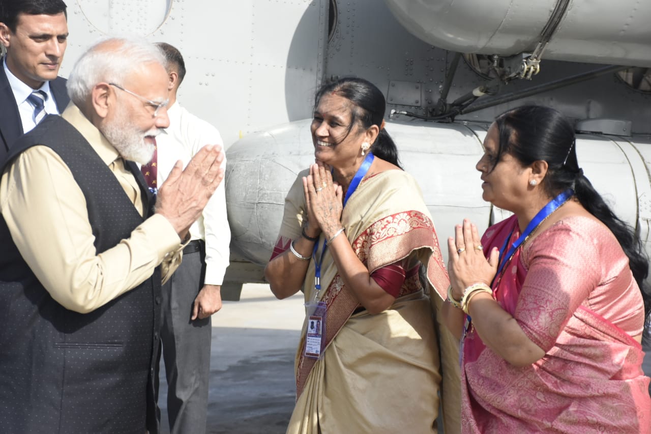 सोमनाथ हेलिपैड पर प्रधानमंत्री नरेन्द्र मोदी का गर्मजोशी से स्वागत करते हुए महानुभाव। सोमनाथ हेलिपैड पर प्रधानमंत्री नरेन्द्र मोदी का गर्मजोशी से स्वागत करते हुए महानुभाव।