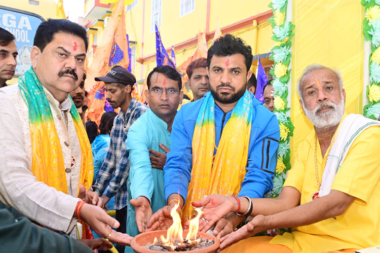 गन्नौर से विधायक देवेंद्र कादियान व नगरपालिका अध्यक्ष अरुण त्यागी को सम्मानित करते हुए आयोजक गन्नौर से विधायक देवेंद्र कादियान व नगरपालिका अध्यक्ष अरुण त्यागी को सम्मानित करते हुए आयोजक