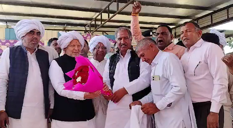 सोनीपत: सहकारिता, कारागार, विरासत व पर्यटन मंत्री डॉ. अरविंद शर्मा को मंच पर स्वागत करते हुए आयोजक। सोनीपत: सहकारिता, कारागार, विरासत व पर्यटन मंत्री डॉ. अरविंद शर्मा को मंच पर स्वागत करते हुए आयोजक।
