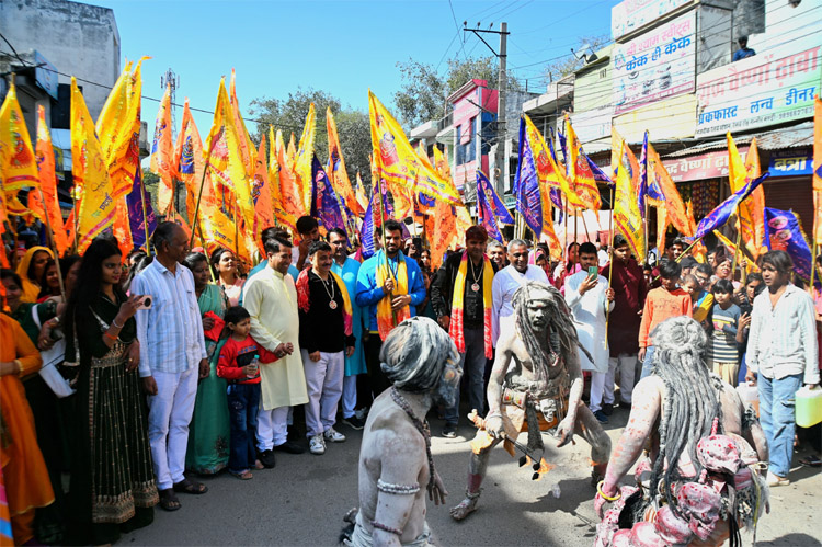 सोनीपत: गन्नौर से विधायक देवेंद्र कादियान निशान ध्वज लेकर यात्रा को आरंभा करवाते हुए।