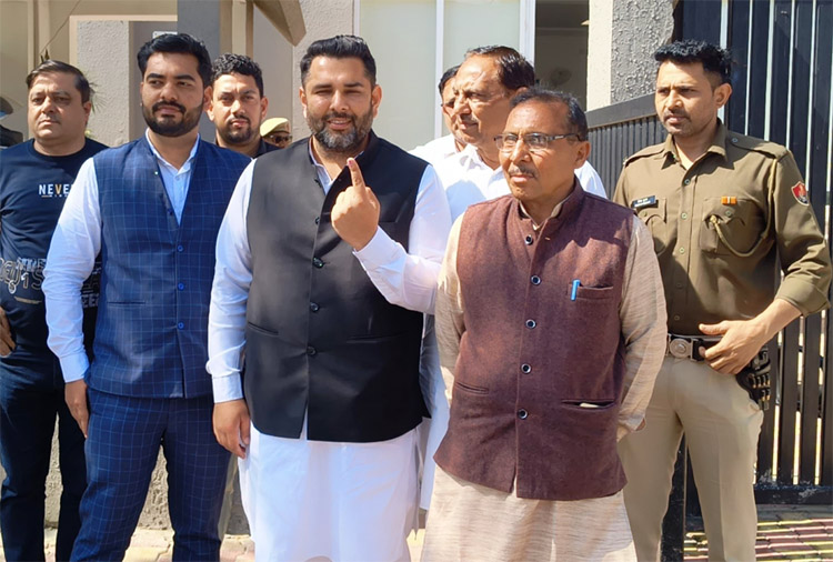 सोनीपत विधायक निखिल मदान वोट डालने के बाद मतदान केंद्र से बाहर