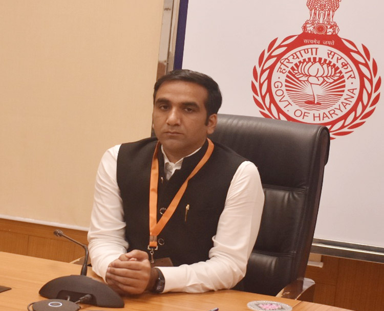 सोनीपत के उपायुक्त डॉ. मनोज कुमार जानकारी देते हुए सोनीपत के उपायुक्त डॉ. मनोज कुमार जानकारी देते हुए