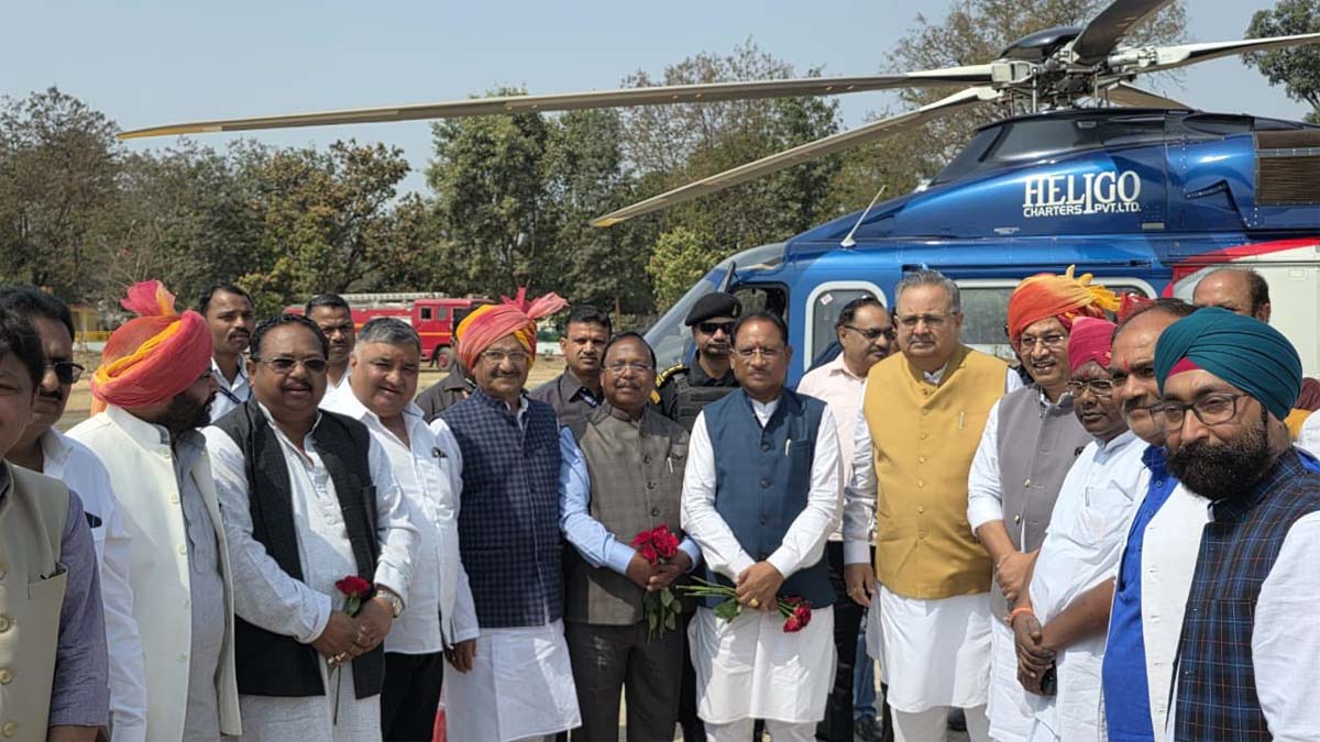 हेलीपेड पर मुख्यमंत्री साय एवं डाॅ. रमन सिंह का जनप्रतिनिधियों एवं प्रशासनिक अधिकारियों द्वारा स्वागत करते हेलीपेड पर मुख्यमंत्री साय एवं डाॅ. रमन सिंह का जनप्रतिनिधियों एवं प्रशासनिक अधिकारियों द्वारा स्वागत करते