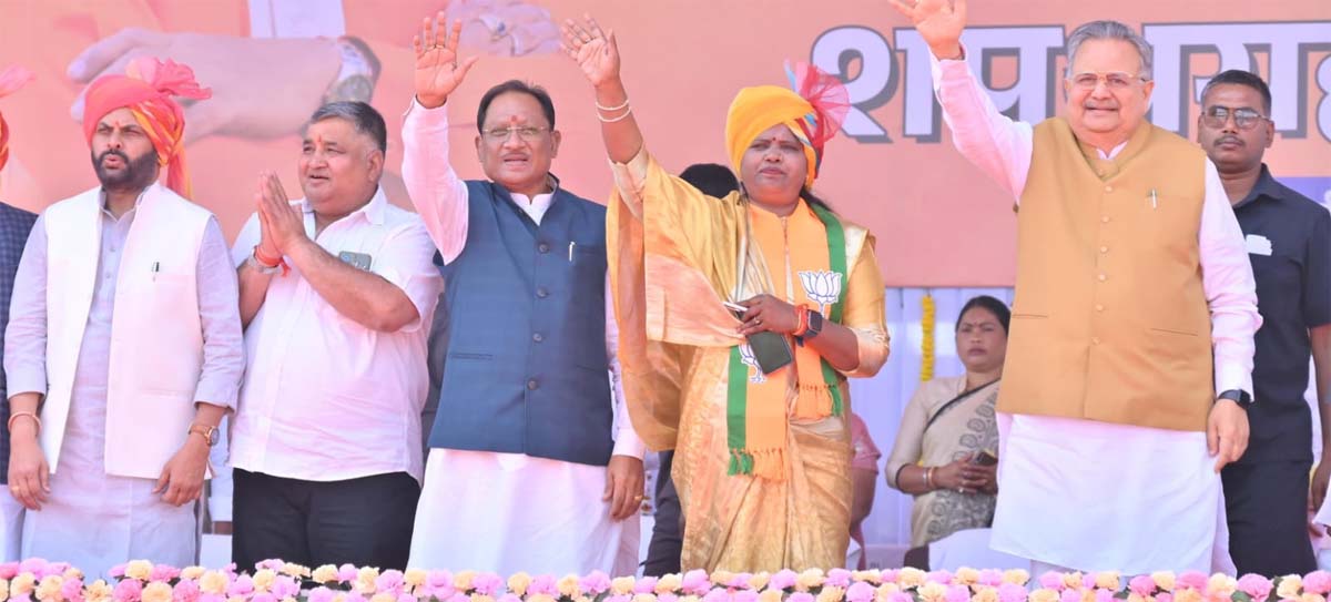 मुख्यमंत्री विष्णु देव साय और विधानसभा अध्यक्ष डॉ. रमन सिंह उपस्थित जनसमूह का अभिवादन करते मुख्यमंत्री विष्णु देव साय और विधानसभा अध्यक्ष डॉ. रमन सिंह उपस्थित जनसमूह का अभिवादन करते