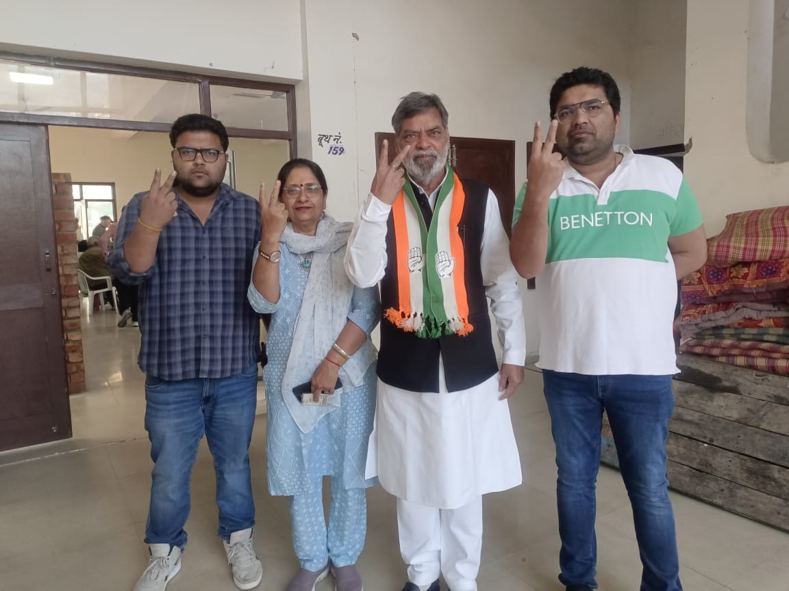 सेक्टर 13 के कम्युनिटी सेंटर में वोट डालते कांग्रेस उम्मीदवार कृष्ण सिंगला टीटू। सेक्टर 13 के कम्युनिटी सेंटर में वोट डालते कांग्रेस उम्मीदवार कृष्ण सिंगला टीटू।