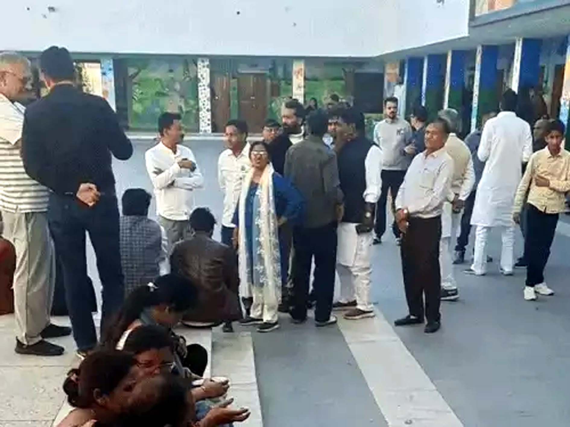 अर्बन एस्टेट में ईवीएम खराब होने के बाद मतदान की इंतजार में बैठे लोग। अर्बन एस्टेट में ईवीएम खराब होने के बाद मतदान की इंतजार में बैठे लोग।