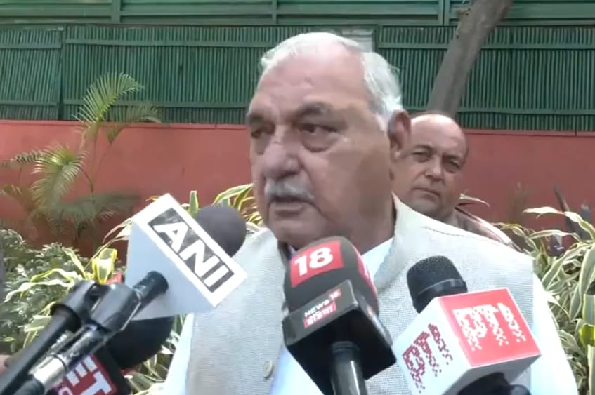 कांग्रेस नेत्री हिमानी हत्याकांड में पत्रकारों से बातचीत करते पूर्व सीएम हुड्डा। कांग्रेस नेत्री हिमानी हत्याकांड में पत्रकारों से बातचीत करते पूर्व सीएम हुड्डा।