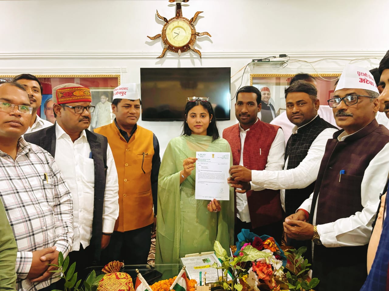 पेंशन कर्मचारियों का संवैधानिक अधिकार है: प्रिया सरोज , सांसद को पत्रक दे हुए मंच के लोग पेंशन कर्मचारियों का संवैधानिक अधिकार है: प्रिया सरोज , सांसद को पत्रक दे हुए मंच के लोग