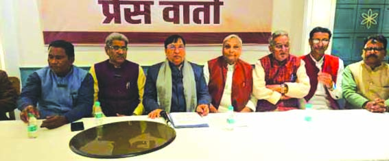 पत्रकारों से वार्ता करते हुए नरेश बंसल व अन्य पत्रकारों से वार्ता करते हुए नरेश बंसल व अन्य