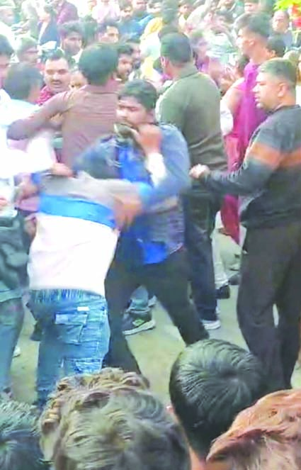 आपस में झगड़ा करते बाराती आपस में झगड़ा करते बाराती