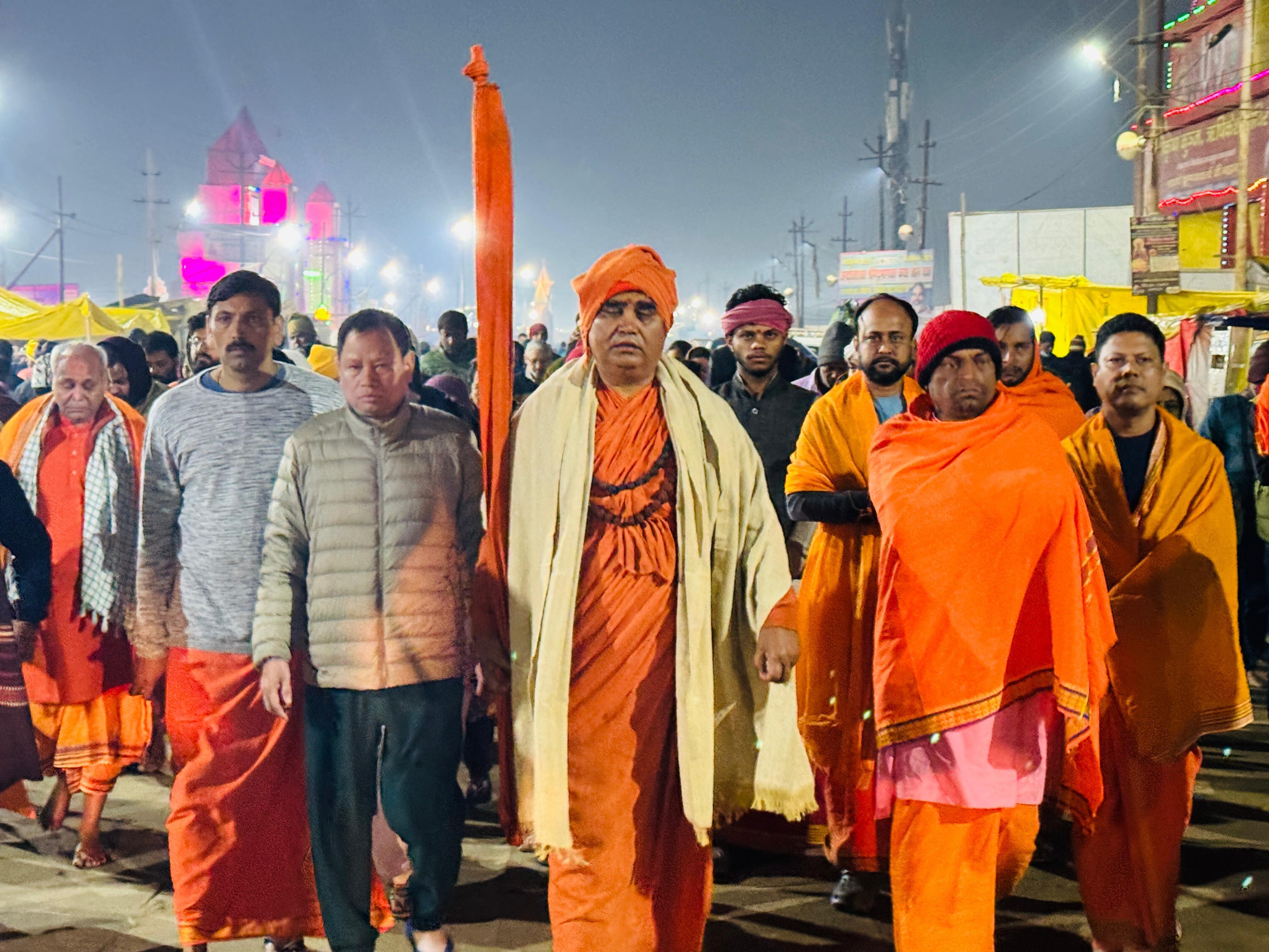 शंकराचार्य स्वामी अधोक्षजानंद देवतीर्थ एवं भक्तों का छाया चित्र शंकराचार्य स्वामी अधोक्षजानंद देवतीर्थ एवं भक्तों का छाया चित्र