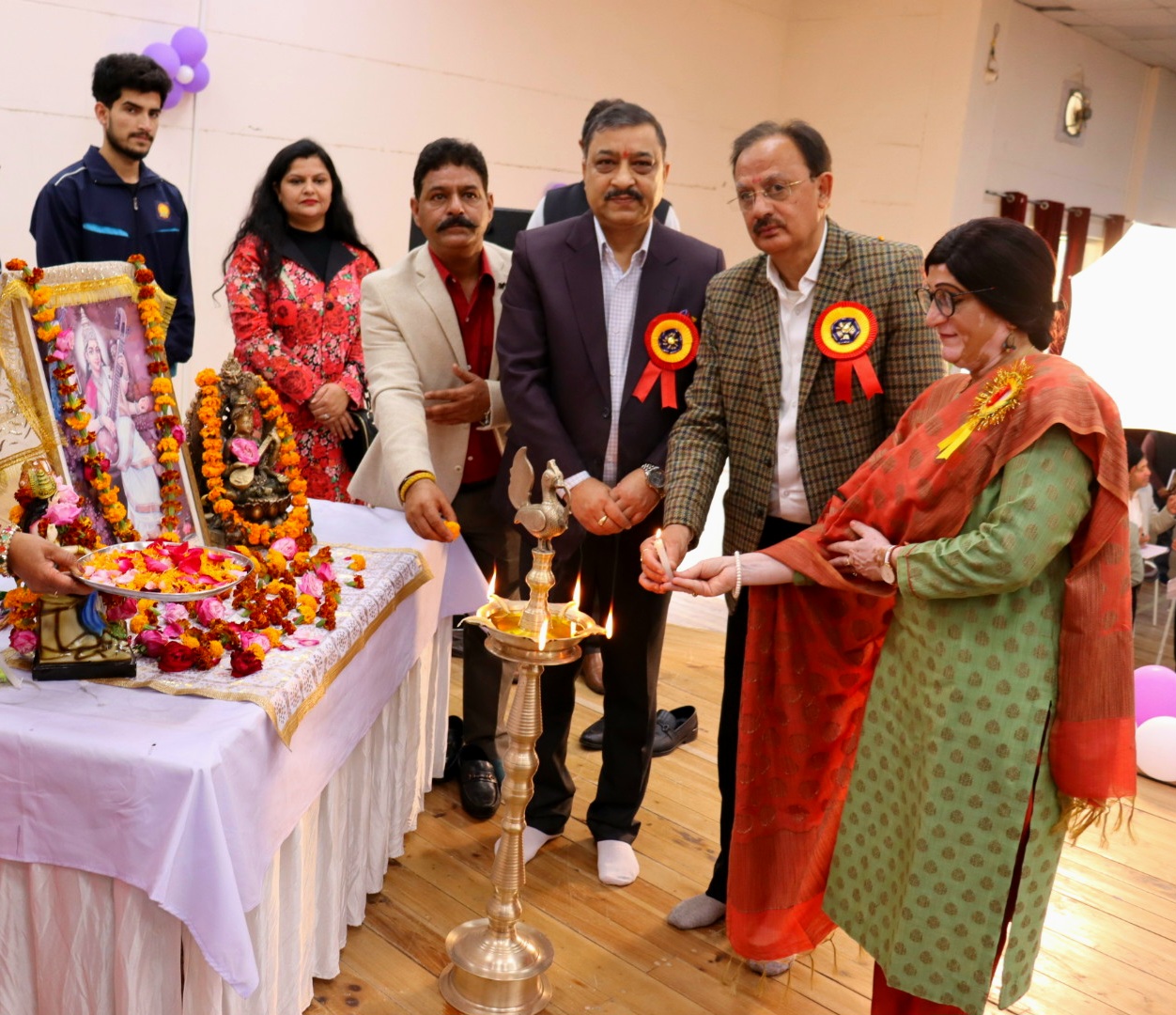 उद्योग मंत्री हर्षवर्धन दीप प्रज्वलन करते हुए साथ में हैं सांसद सुरेश कश्यप उद्योग मंत्री हर्षवर्धन दीप प्रज्वलन करते हुए साथ में हैं सांसद सुरेश कश्यप